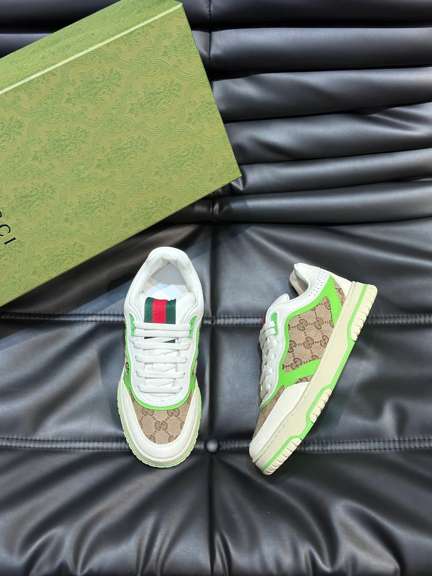 Men's shoes 💰p480 "GUCC*" Re series 👫 Couple style webbed leather sneakers, as the first sneakers created by Sabato De Sarno for Gucci, the Re-Web series reinterprets the brand's classic stripes, with bold and unique details to set off a modern silhouette design. This shoe is crafted from iconic classic GG canvas and white leather. This new sneaker is ingeniously decorated with many of the brand's classic details, and is equipped with a bright red and green webbing tongue, which will make people fall in love at first sight. Women’s size 35-39. Men’s size 38-44